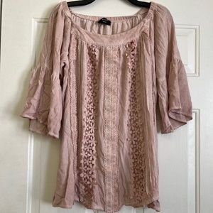 Vici shirt of shoulders